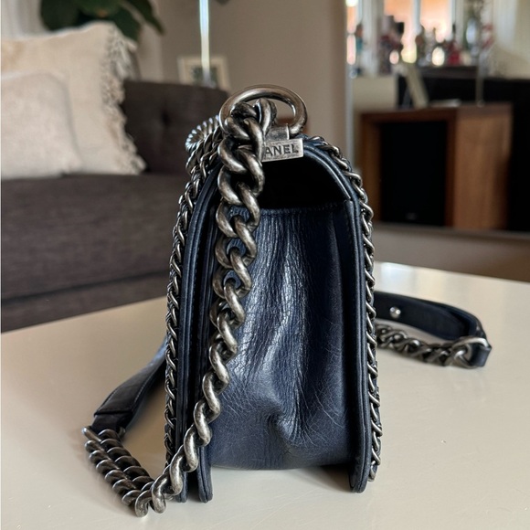 Gorgeous Authentic Chanel Boy Bag Medium Glazed Calfskin Navy Blue Chain Purse - Picture 13 of 17